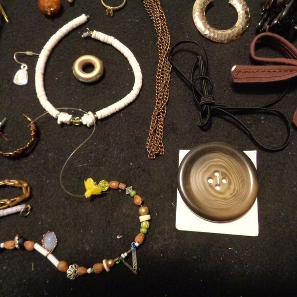 JUNK DRAWER VINTAGE SALT WOOD BANANNA BRADLEY COIN TURTLE JEWELRY PARTS ETC LOT - Picture 9 of 13